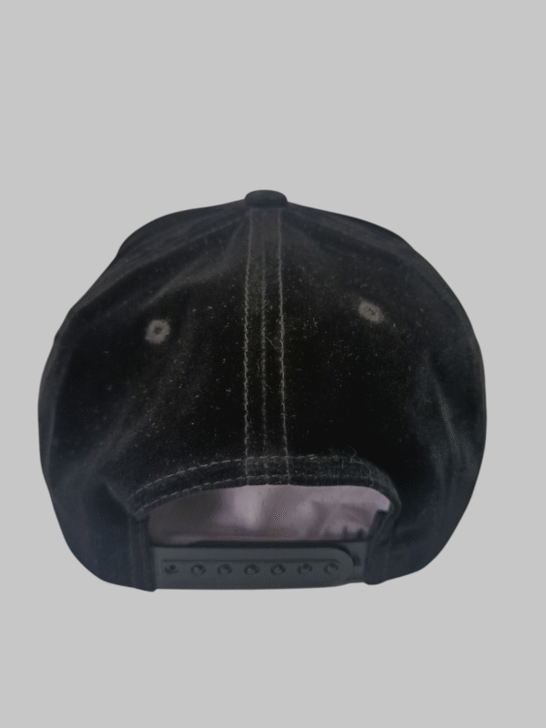 GORRA SEMICURVA DE GAMUZA - Image 3